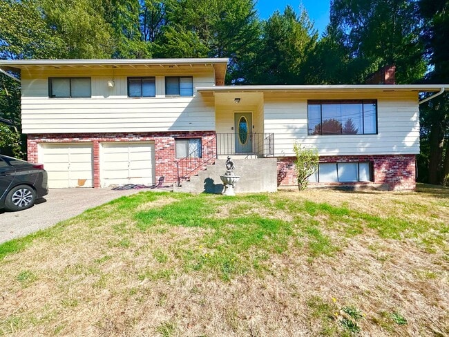 Building Photo - Charming Split-Level Fully Furnished Home ...