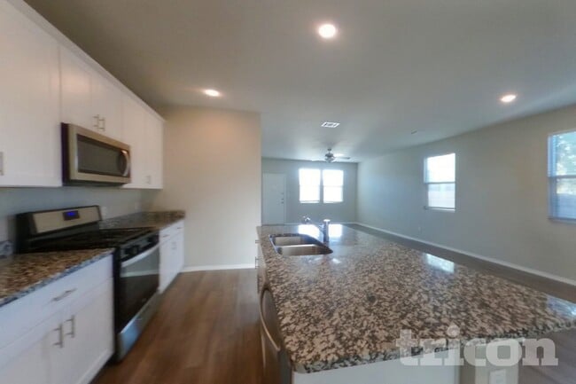 5221 Saddle Clb Dr
