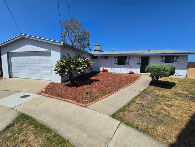 **Beautiful 4-Bedroom Home on Serene Canyo... - **Beautiful 4-Bedroom Home on Serene Canyo...