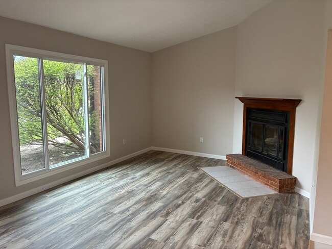 Building Photo - 1204 Hollowbrook Dr Unit 1204 Hollobrook Dr