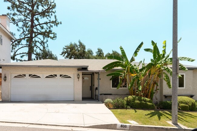 Building Photo - Spacious 3 Bed · 2 Bath Hillside Home — Mo... Unit 408 De La Fuente St