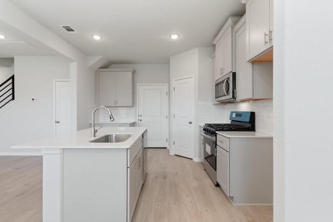 Photo - 668 Backstays Lp