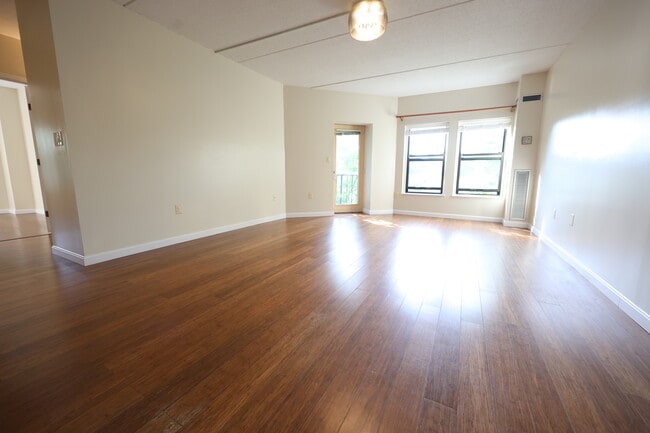 Building Photo - 14 Heron St Unit 410