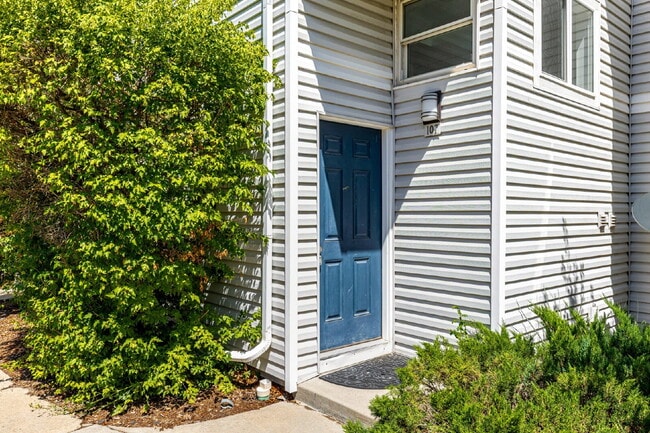 Photo - Updated and Stylish 1BDR/1BTH in the Eleven-One-Eleven Condominium Complex Unit 107