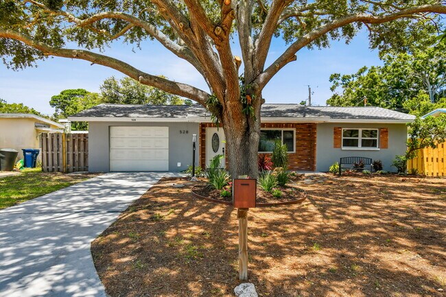 Building Photo - 528 Manor Dr