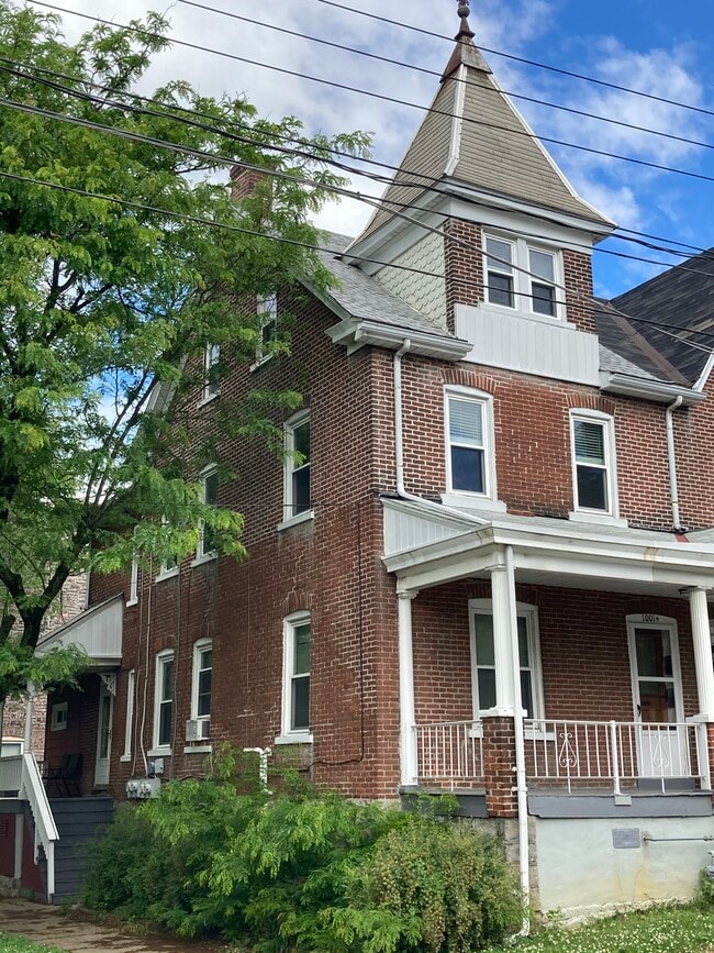 Spacious 2 bedroom, 2nd floor - 1001 Main St Unit 1001-1