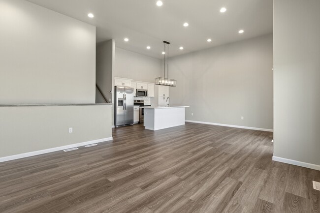 Photo - 756 United Dr