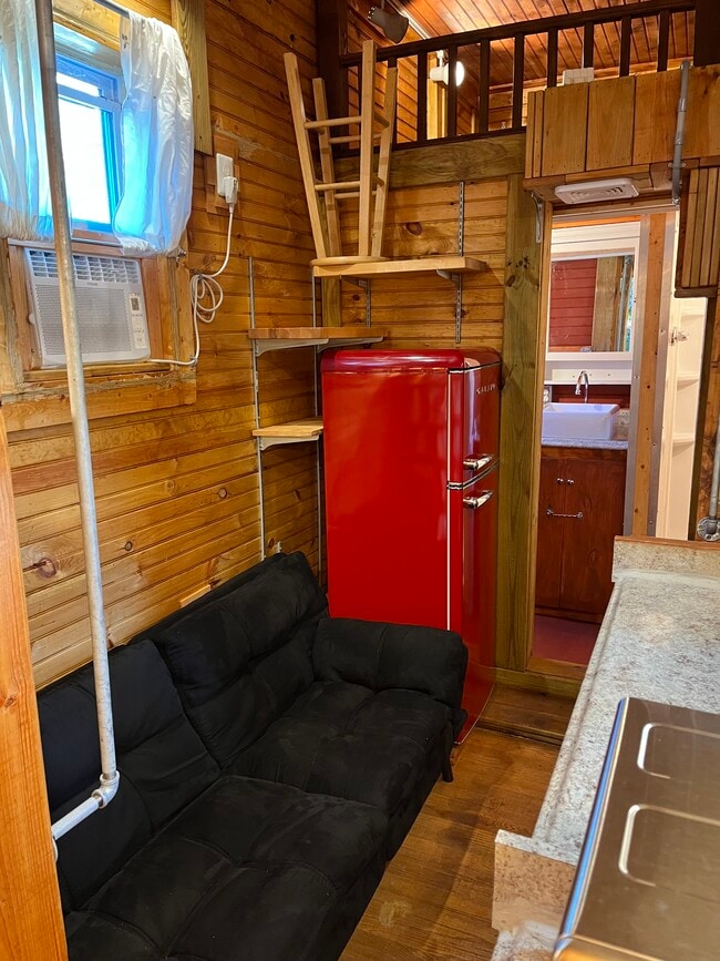 Photo - 142 Webster St NE Unidad Loft Bedrooms