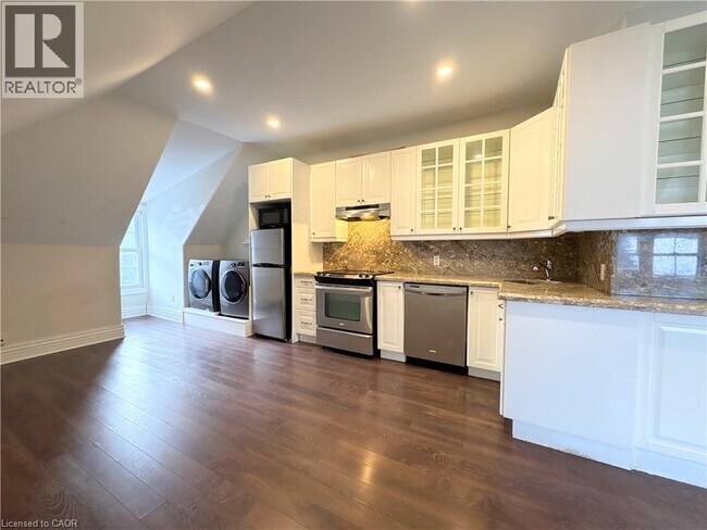 Photo - 123 Robinson St