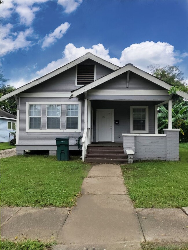 Building Photo - 1545 Avenue B Unit 1545 Ave B C DW Rental