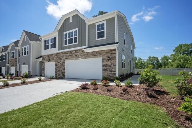 Building Photo - End Unit Townhome | Screened Back Porch | ...