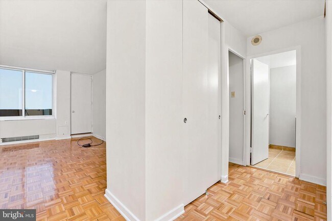 Building Photo - 604 S Washington Square Unit 1309