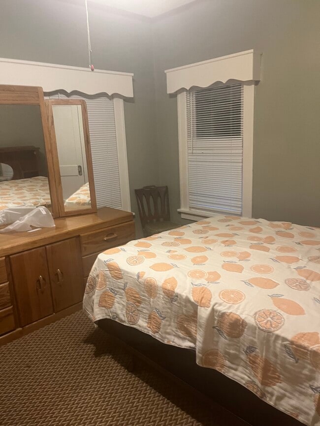 Bed - 2118 Elm St Rental