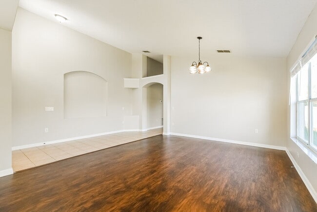 Photo - 137 Thornbury Dr