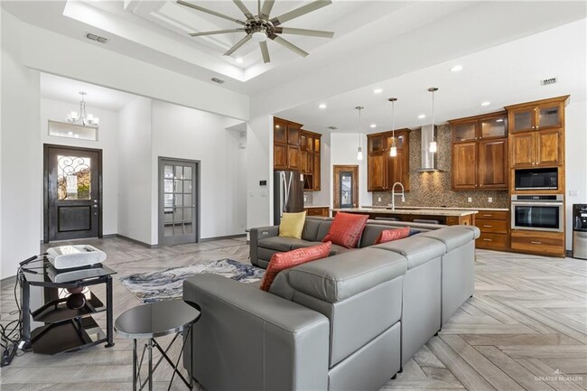 1612 W Red River Ave