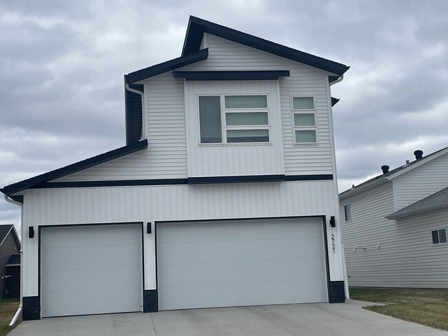 Building Photo - 4-bedroom, 3.5-bathroom West Fargo Single-... Rental