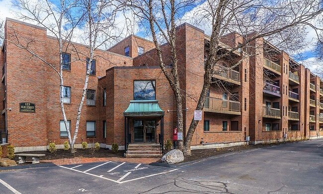 Building Photo - 123 Elm St Unit C-10