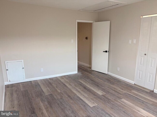 Photo - 1294 Cooper St