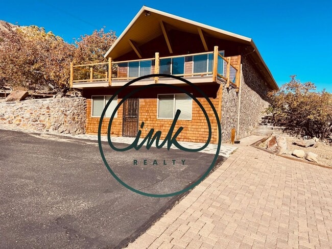 Building Photo - Charming Cabin-Style Home with Stunning To...