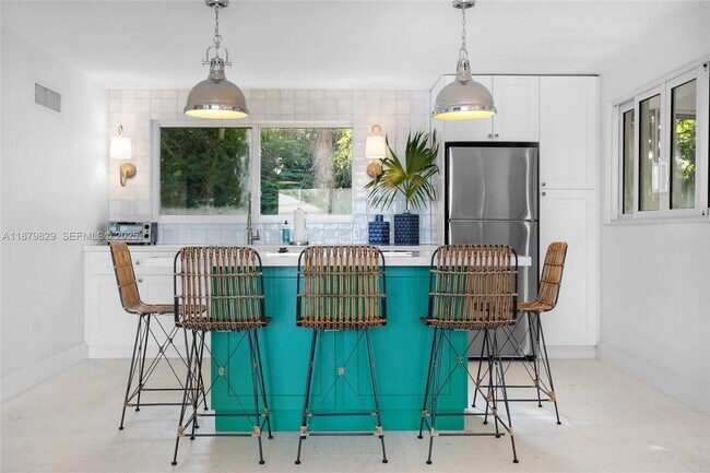 Building Photo - 242 Bougainvillea St