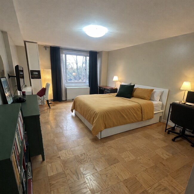 Spacious Bedroom - 1900 Lyttonsville Rd Unit 412