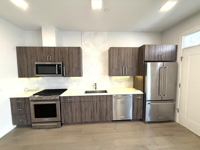 Building Photo - 24 Rush St Unit E