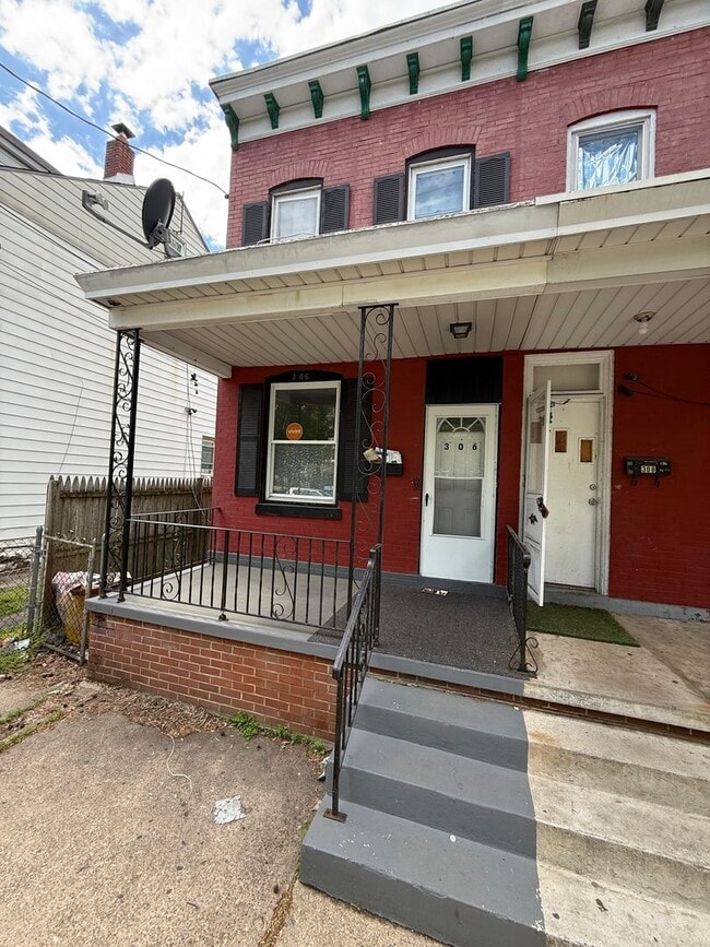 Building Photo - 306 Dayton St