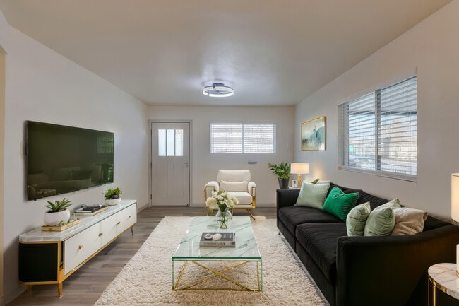 Photo - 1149 Victor St