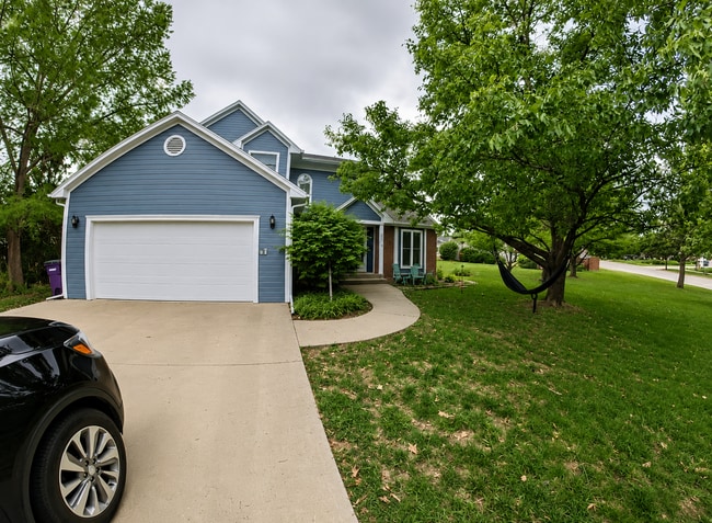 Photo - 3D Tour Available - West Side Manhattan Home + 2-Car Garage + Washer & Dryer! Available August 5th!