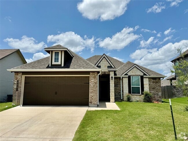 Building Photo - 808 Fallbrook Dr Rental