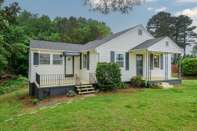 Building Photo - Three Bedroom Single Family Home!