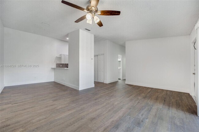 Photo - 18220 Mediterranean Blvd Unidad 6-18