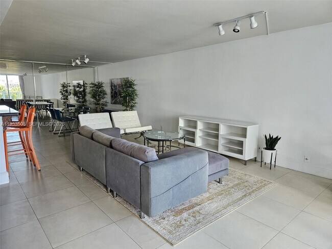 Photo - 2401 Collins Ave Unit 609