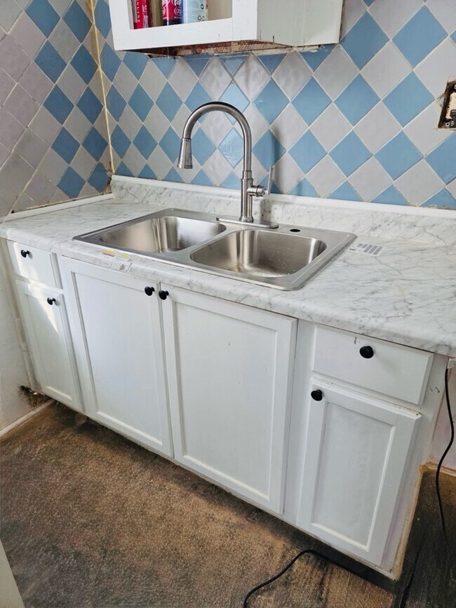 Photo - 811 Baker St