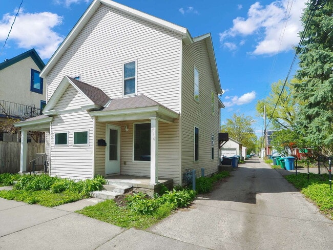 Photo - 3 Bedroom Side by Side duplex Available Now