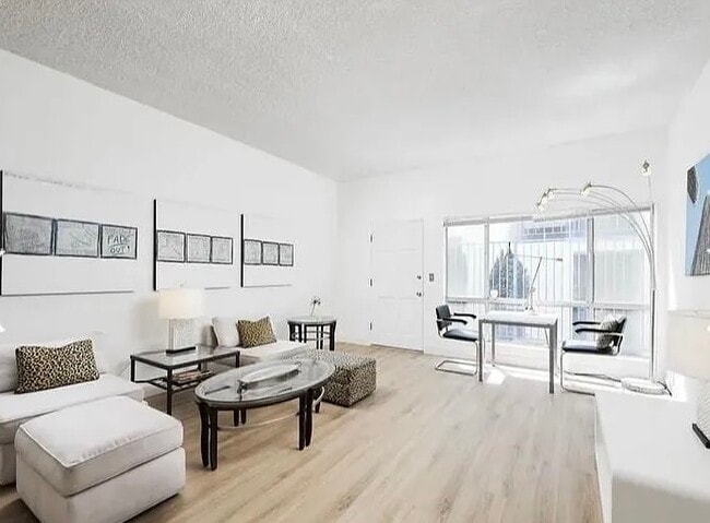 Large living area with high ceilings and work space. - 1119 Lincoln Blvd Condo Unit 1119 Lincoln Blvd