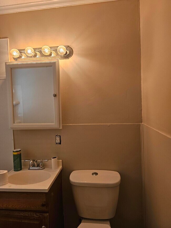 Photo - 641 Yates St NE