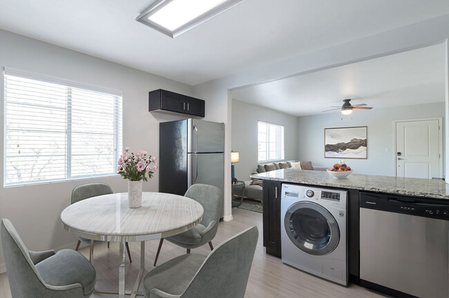 Building Photo - 838 E 9th St Unit 28