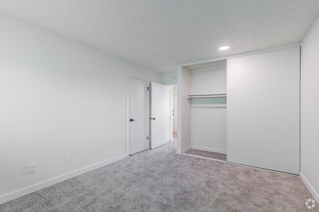 2BR, 1BA - 954SF - Primary Bedroom - IRONWOOD GREENS