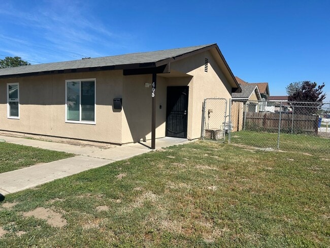 Building Photo - Hard to find 3 bedroom 2 bath apartment central Hanford