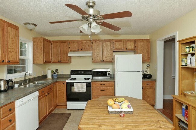 Photo - STUDENTS - Now Pre-Leasing for 26-27