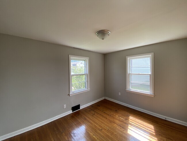 Photo - 101 Fame Ave