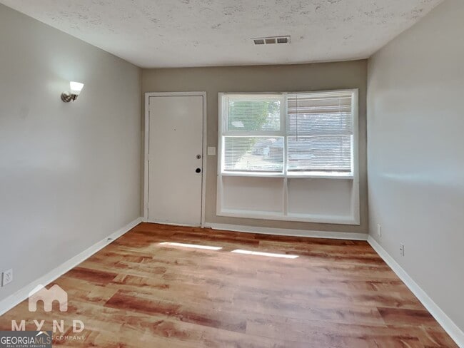 Photo - 450 Fairburn Rd NW