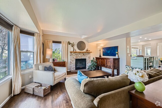 Building Photo - Furnished Downtown Louisville 5BDR Gem Rental