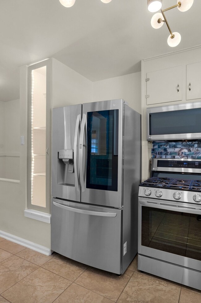 Ample fridge space, gas range with air fryer built in. - 114 N Foote Ave Unidad 114 N Foote Ave