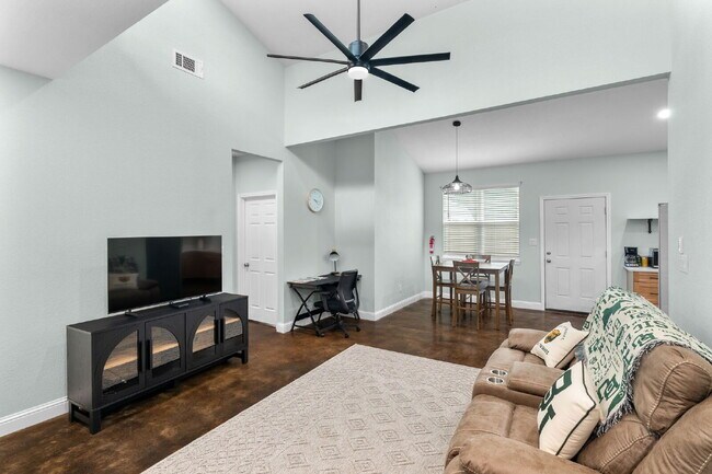 Fully Furnished 2-Bedroom, 2-Bathroom Duplex in Waco