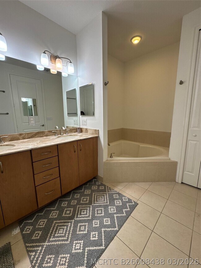 127 Riverwalk Cir W