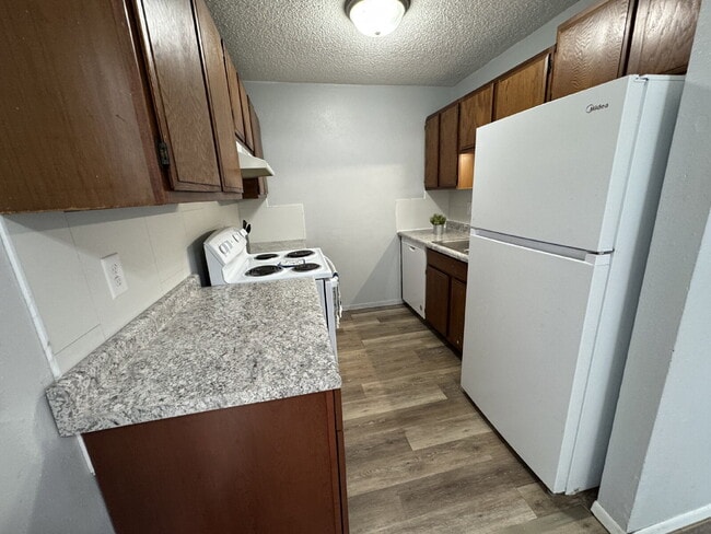 Photo - WAIT… THIS 2 BEDROOM APARTMENT HAS A BALCONY?! Unidad Apt B