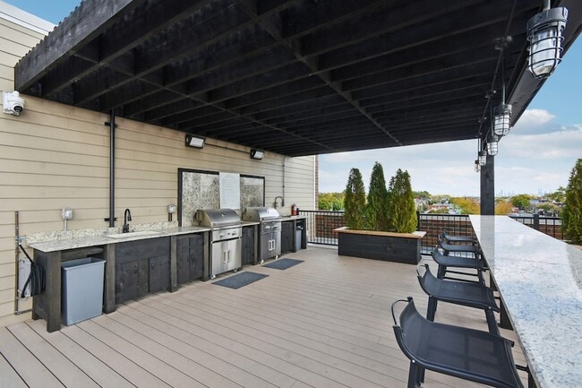 Photo - 1610 N Normandy Ave Unit 204