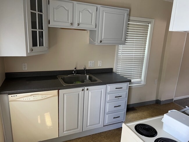 Photo - 658 Old West Central St